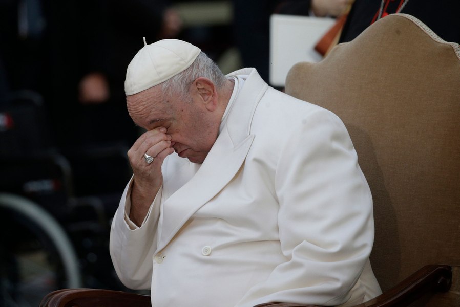 Ce este infecția polimicrobiană care îi pune viața în pericol lui Papa Francisc