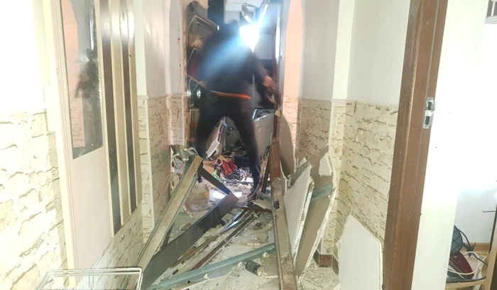 Explozie într-un bloc din Galați FOTO: ISU Galați