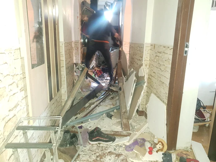 Explozie într-un bloc din Galați FOTO: ISU Galați