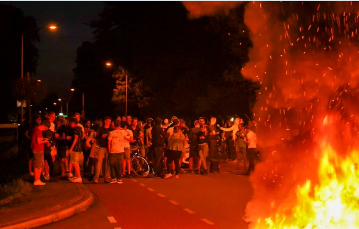 Olandezii au protestat faţă de afganii evacuaţi FOTO Twitter
