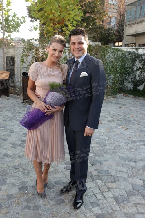 Gabriel Coveşeanu şi soţia lui, la cununia civilă (Foto: Roberto Sălceanu)