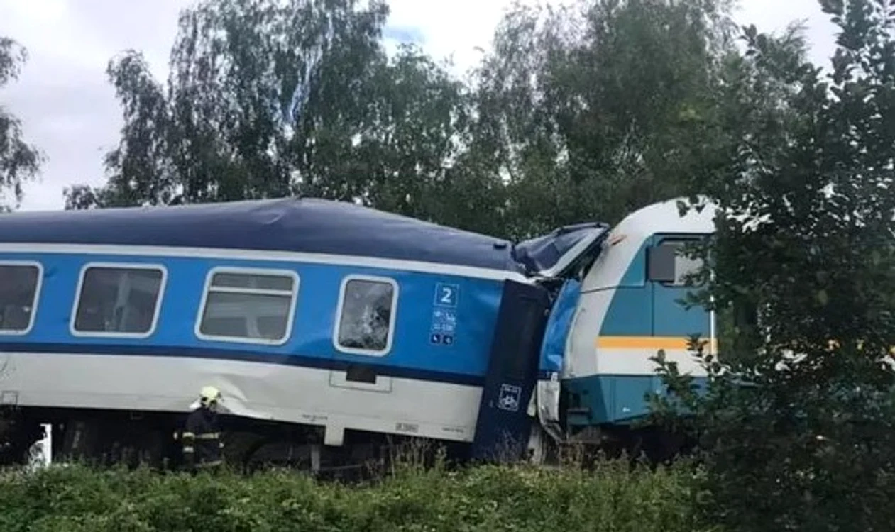 Cel puțin doua persoane au murit în urma accidentului feroviar din CehiaSursa foto: Twitter - HZS Plzeňského kraje