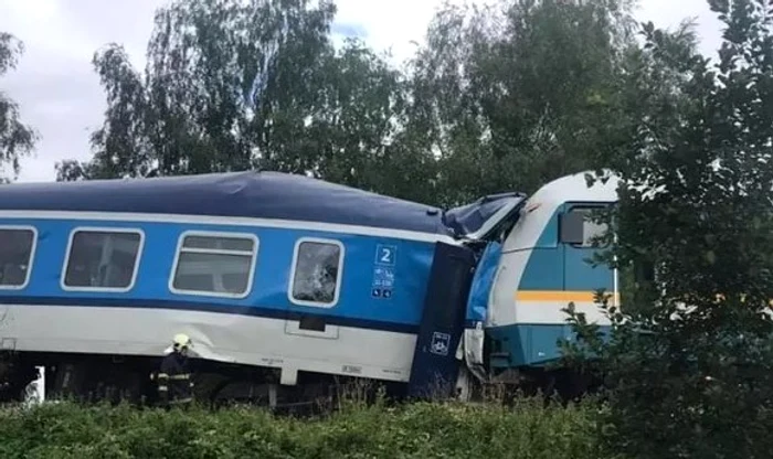 Cel puțin doua persoane au murit în urma accidentului feroviar din CehiaSursa foto: Twitter - HZS Plzeňského kraje