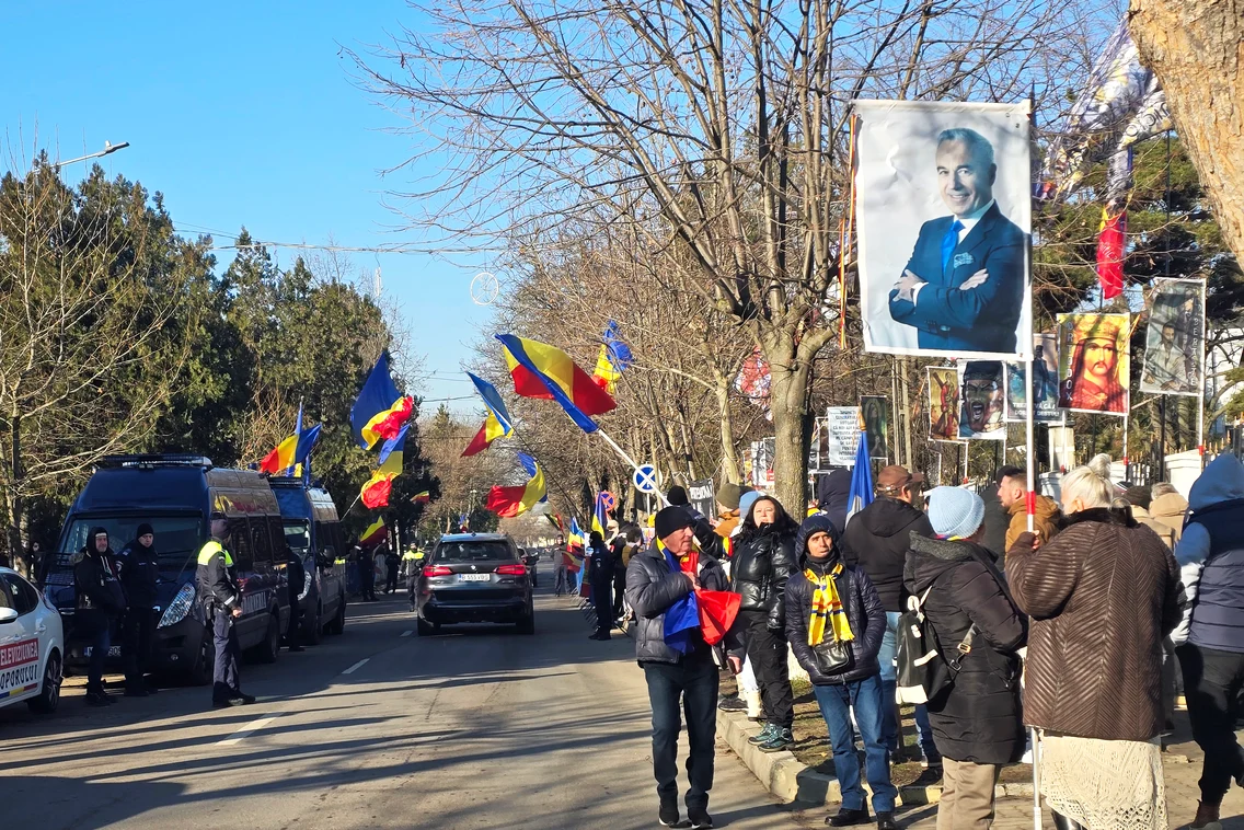 Călin Georgescu, așteptat de simpatizanții săi în fața sediului de poliție din Buftea FOTO Mediafax 