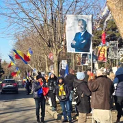 Călin Georgescu, așteptat de simpatizanții săi în fața sediului de poliție din Buftea FOTO Mediafax 