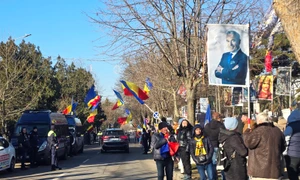 Călin Georgescu, așteptat de simpatizanții săi în fața sediului de poliție din Buftea FOTO Mediafax 