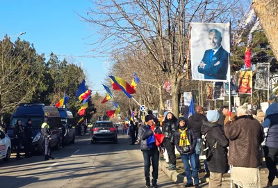 Călin Georgescu, așteptat de simpatizanții săi în fața sediului de poliție din Buftea FOTO Mediafax 