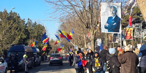 Călin Georgescu, așteptat de simpatizanții săi în fața sediului de poliție din Buftea FOTO Mediafax 