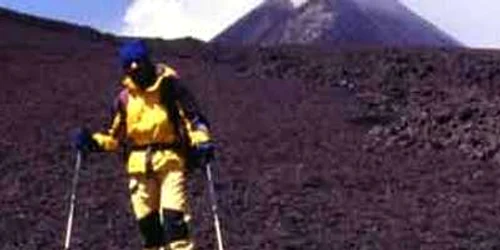 Vulcanologii exclud reînceperea activităţii eruptive a vulcanului Etna (pe fundal)