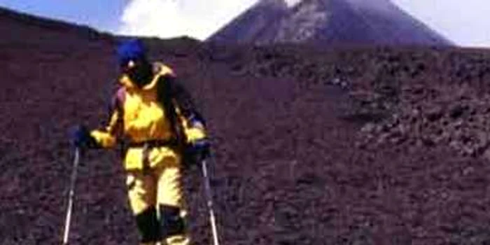 Vulcanologii exclud reînceperea activităţii eruptive a vulcanului Etna (pe fundal)