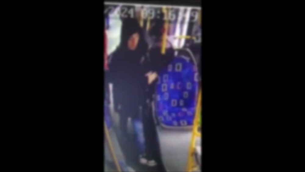 Tâlhărie la vedere. Momentul în care un adolescent îi smulge telefonul din mână unei femei VIDEO