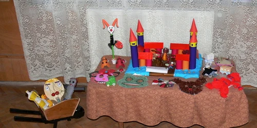 Jucăriile au fost confecţionate din materiale reciclabile