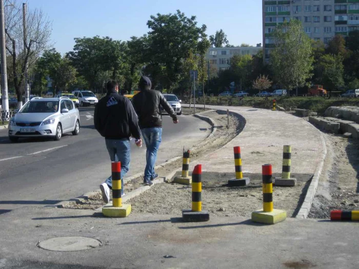 Ieşenii se chinuie să evite şantierul de pe pista de biciclişti