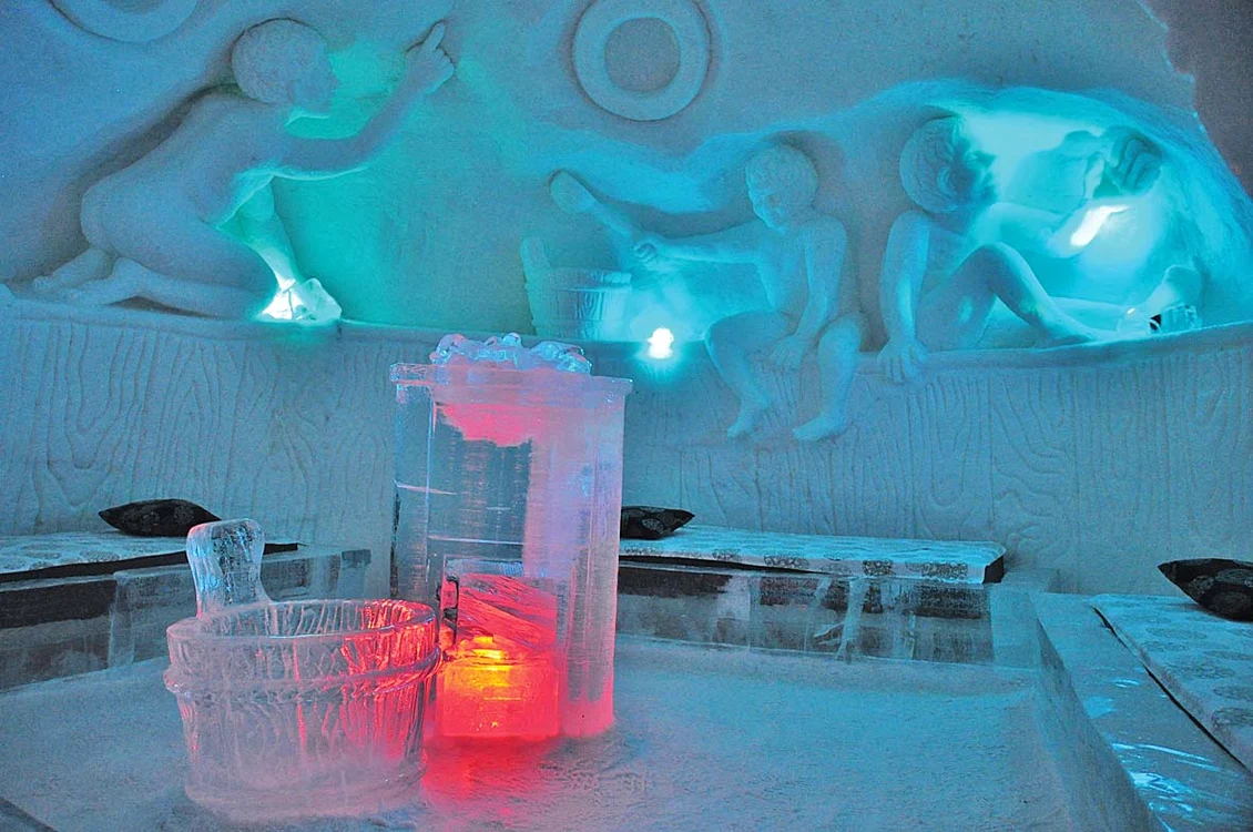 Rovaniemi, Finlanda. Hotelul de gheaţă din ţara lui Moş Crăciun este o tradiţie respectată cu sfinţenie de localnici. Anual, aici vin sute de mii de turişti din întreaga lume pentru a vedea cu propriii ochi de unde pleacă Moşul cu daruri 