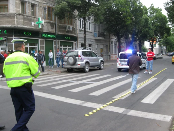 Poliţiştii acţionează în zona trecerilor de pietoni