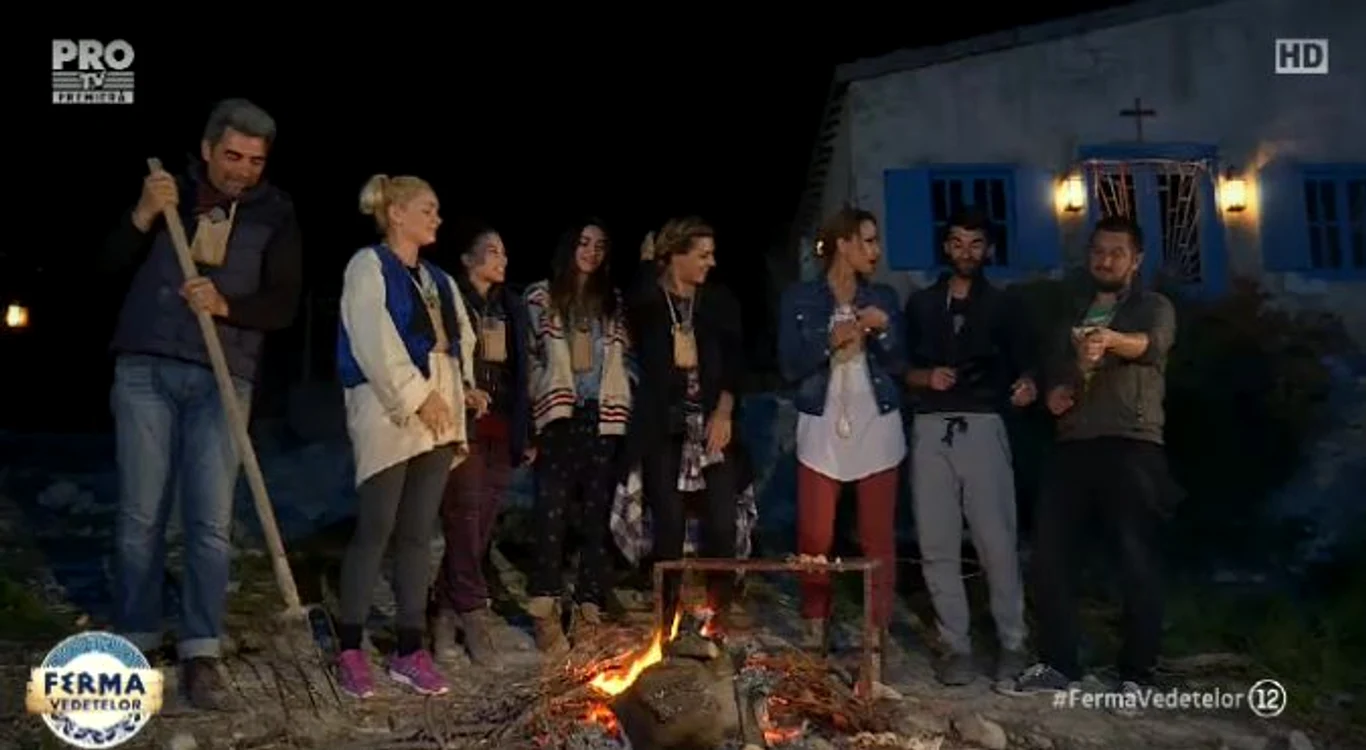 
    Concurenții de la Ferma au sărbătorit ziua SoraneiFoto: captură Pro Tv  