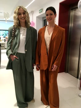 Ada Condeescu și Andreea Perju au purtat același model de costum, marți seara, la un eveniment monden foto: Click!