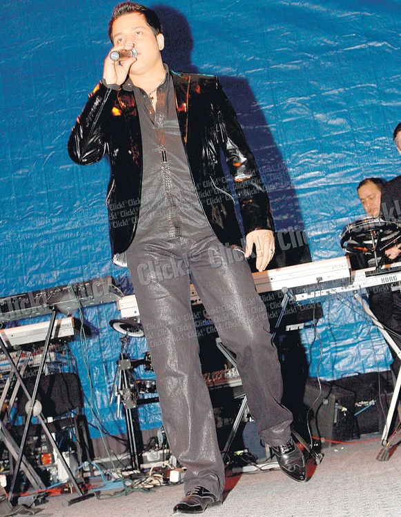 
    Solistul este pus pe bani  