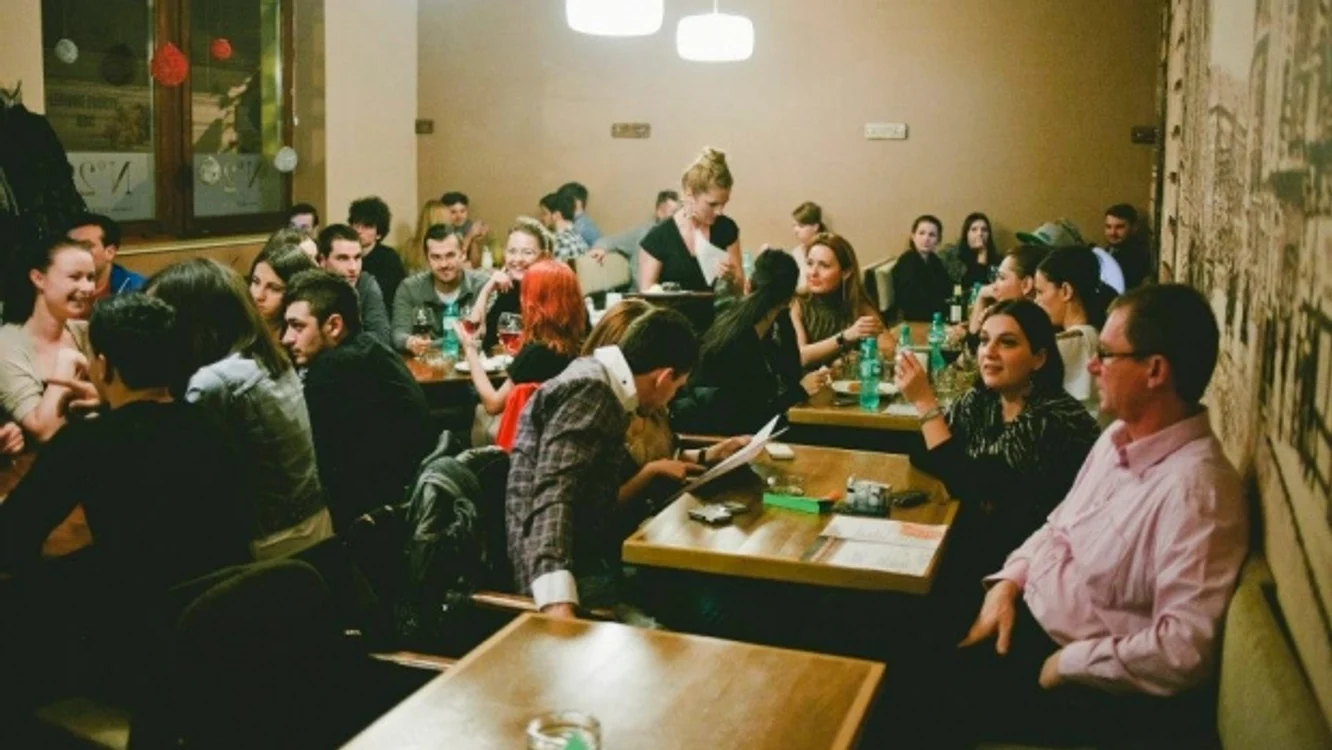 
    În România nu există deocamdată cluburi speciale, cu circuit închis, pentru fumători  