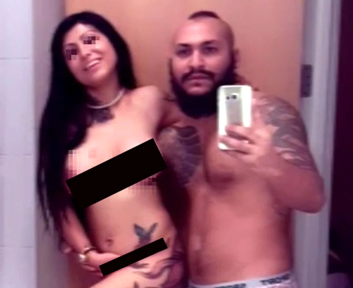 
    Înainte să o plaseze altora, Dani a testat-o el pe Elena şi a fotografiat-o goală  Foto: arhivă personală  