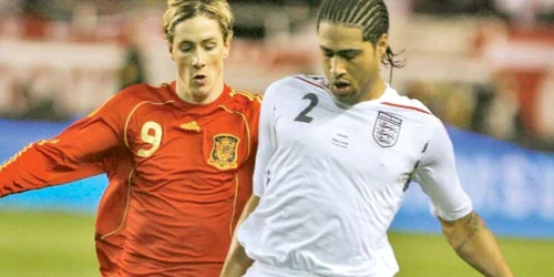 Torres (stânga), în duel cu Glen Johnson