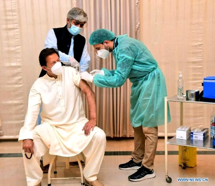 Premierul pakistanez Imran Khan s-a vaccinat cu vaccinul chinezesc Sinopharm