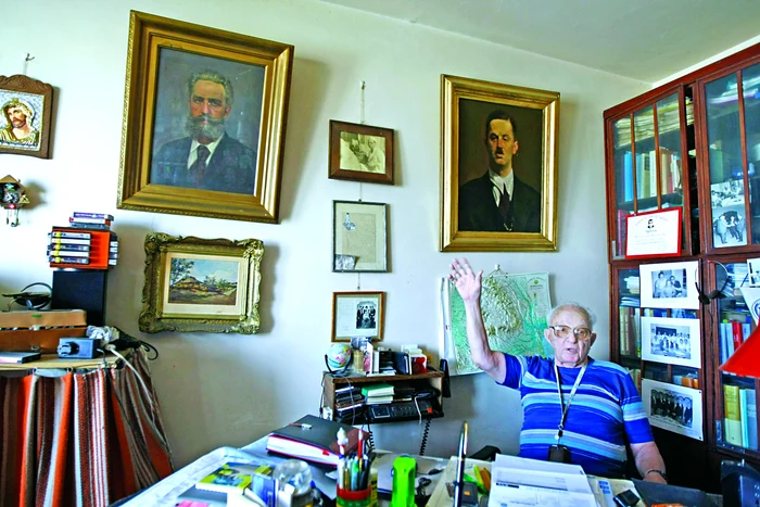 Prof. dr. George Litarczek locuieşte la ultimul etaj, într-un bloc comunist, dintr-un cartier comunist. Pe peretele din spatele său sunt tablorui cu bunicul şi tatăl profesorului. FOTO: Eduard Enea