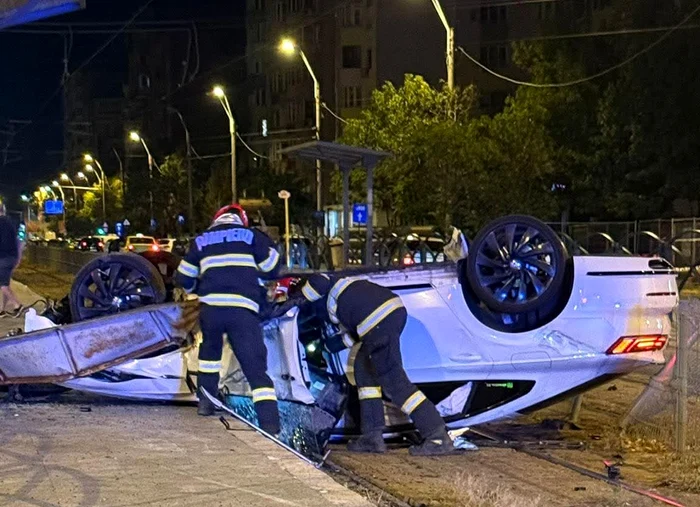 Un tânăr a fost rănit după ce s-a răsturnat cu mașina într-o stație de tramvai FOTO: Imagini amator