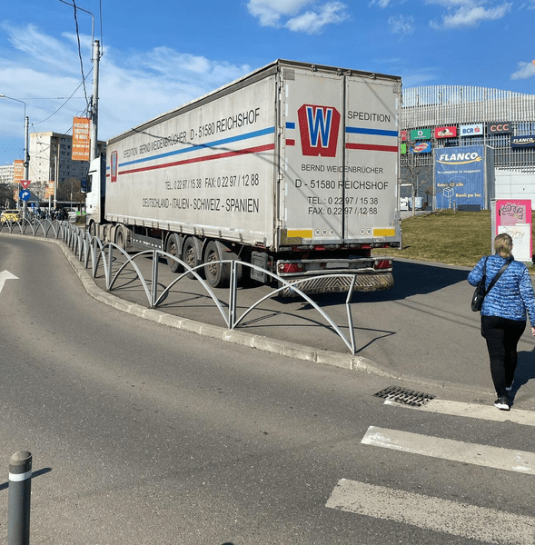 Cum a parcat un șofer camionul în fața unui mall din Sectorul 2. Primar: „Amenda maximă pare în continuare prea mică”