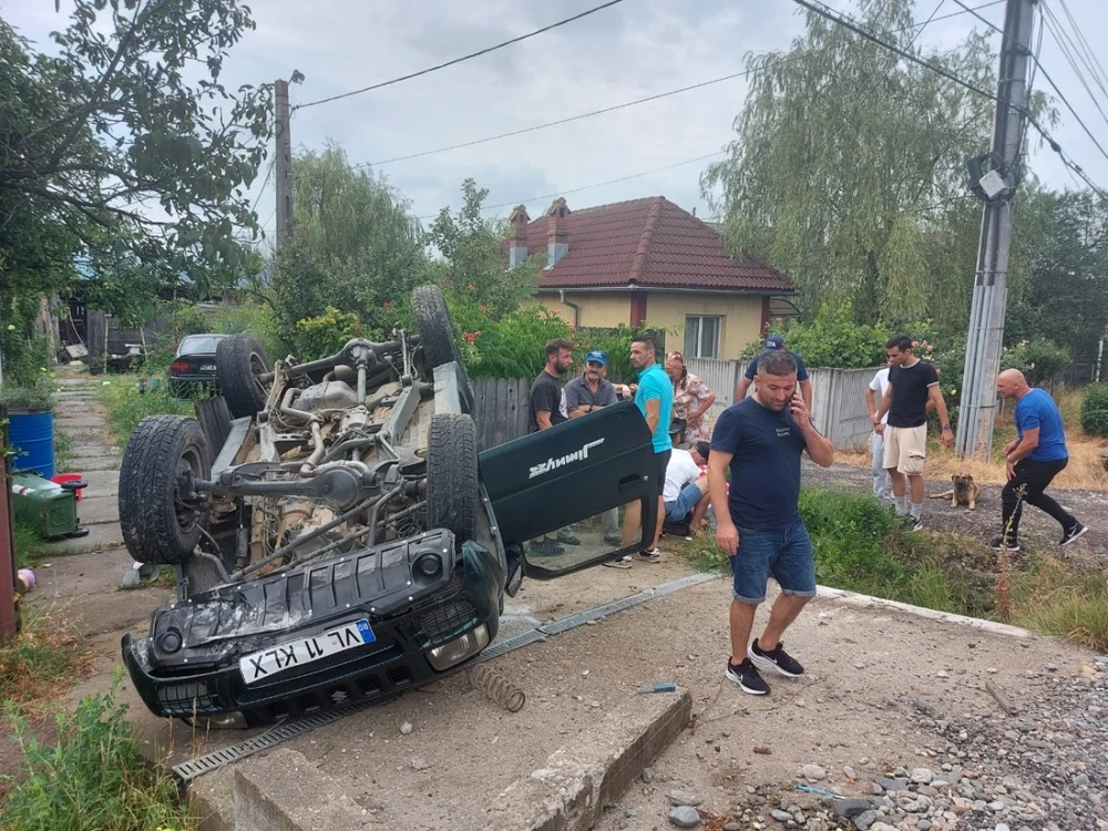 Victimele unui accident, dintr-un autoturism răsturnat, ajutate de sportivii ISU Vâlcea care se îndreptau spre o competiţie