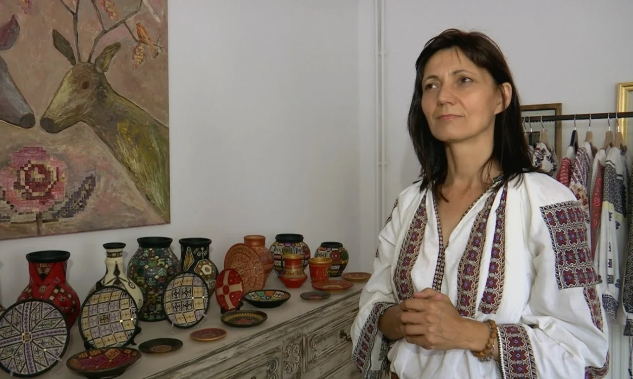 Daciana Ungureanu deţine colecţii impresionante de ceramică decorativă şi costume populare Foto: A.I.