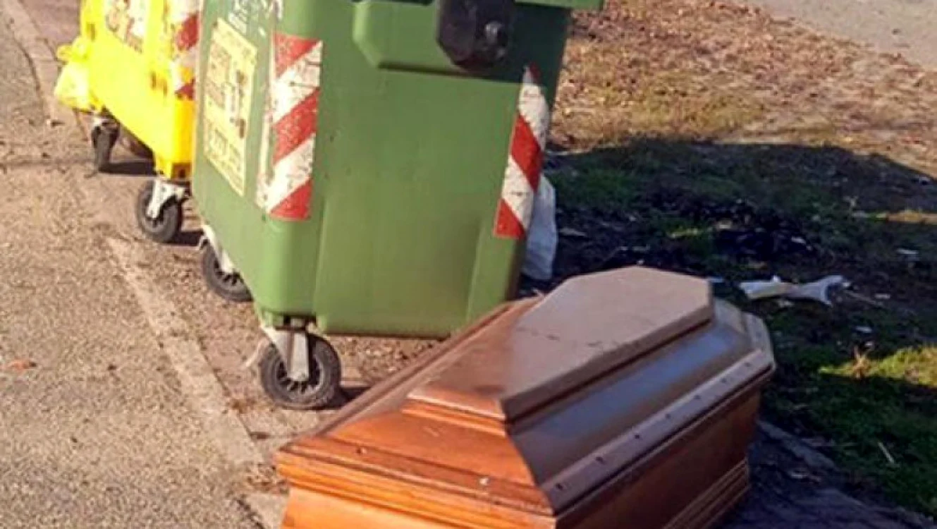Sicriu abandonat lângă tomberoane, într-un oraş din Italia. FOTO: Facebook