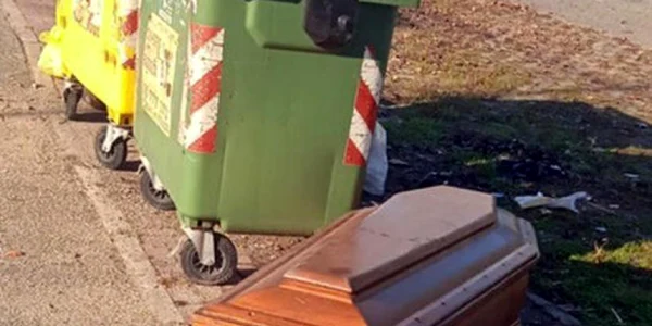 Sicriu abandonat lângă tomberoane