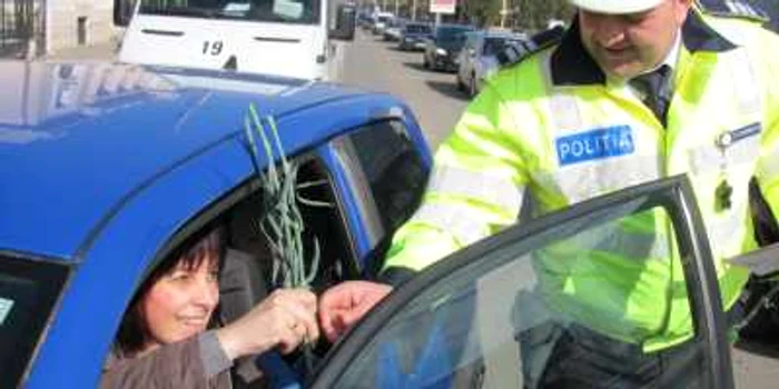 Şoferiţele care au tranzitat centrul Bârladului de 8 Martie au primit flori şi felicitări de la poliţişti FOTOGALERIE Sabina Ghiorghe