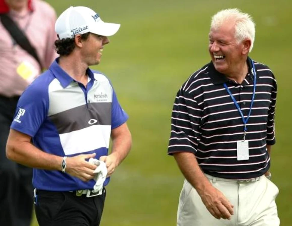 
    Rory McIlroy (stânga), alături de tatăl său, Gary  