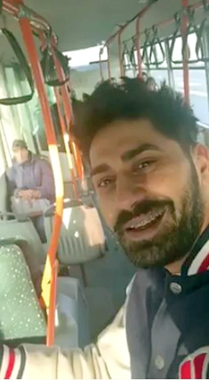 
    Solistul și-a făcut  un selfie, în autobuz  