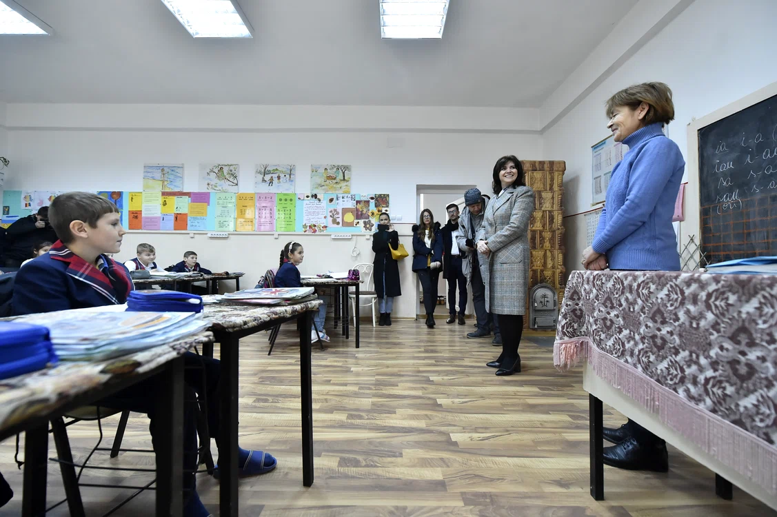 Chiar dacă există o centrală şi calorifere montate în clase, pentru încălzire se folosesc tot sobe pe lemne, deoarece centrala nu este destul de puternică pentru a asigura o temperatură corespunzătoare 