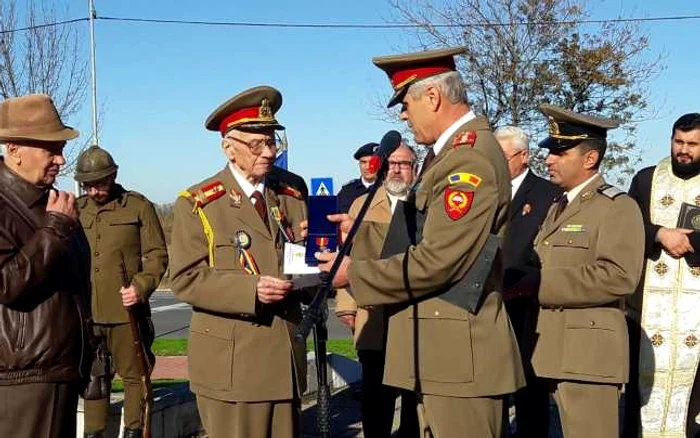 Veteranul de război colonel în retragere Dumitru Mihai a primit emblema de onoare FOTO: Alina Mitran