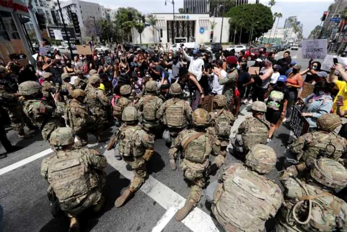 Membri ai Garzii Nationale ingenunchind in fata unor protestari in California FOTO EPA-EFE