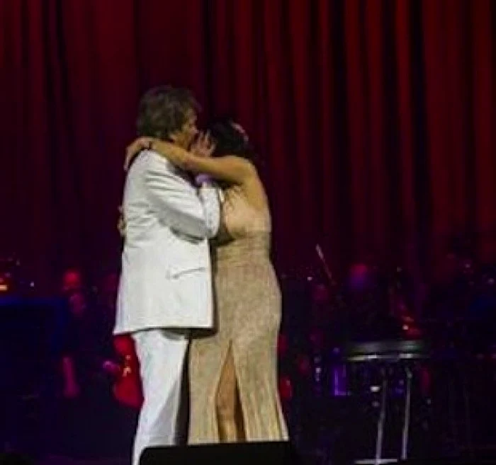 Toto Cutugno a sărutat-o pe Ramona Bădescu, în 2013, la Sala Palatului