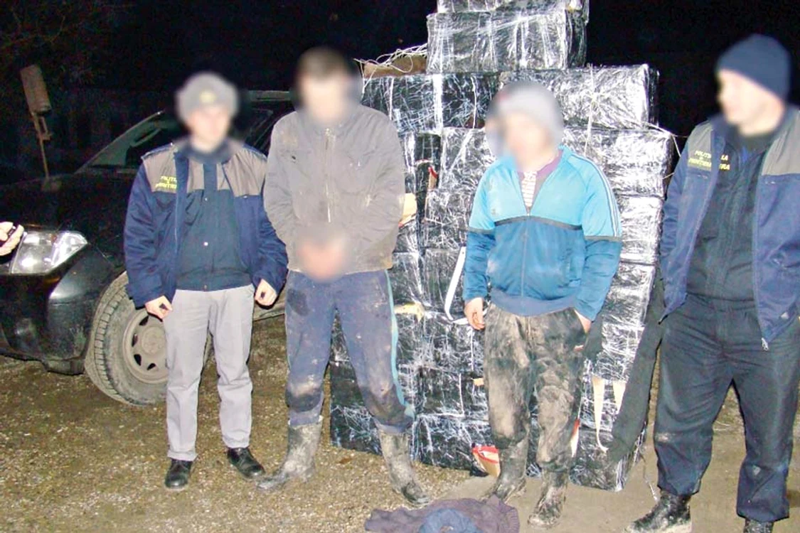 
    Trei traficanţi au  fost prinși cu focuri  de armă și arestaţi  pentru contrabandă  
