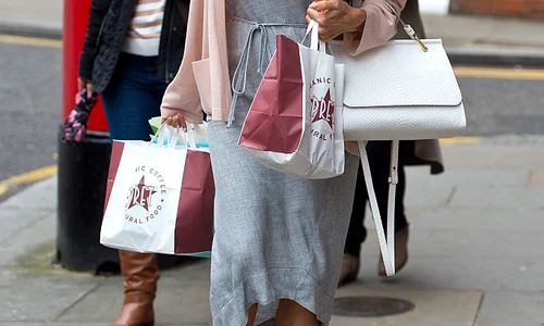 Pamela Anderson Delivers Vegan Lunch To Julian Assange At The Ecuadorian Embassy jpeg