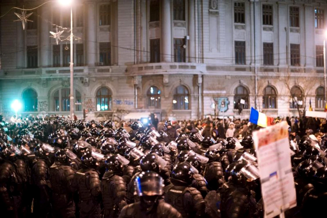 Cu cagule şi bastoane vine duma jpeg