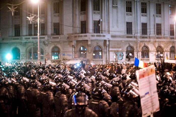 Cu cagule şi bastoane vine duma jpeg