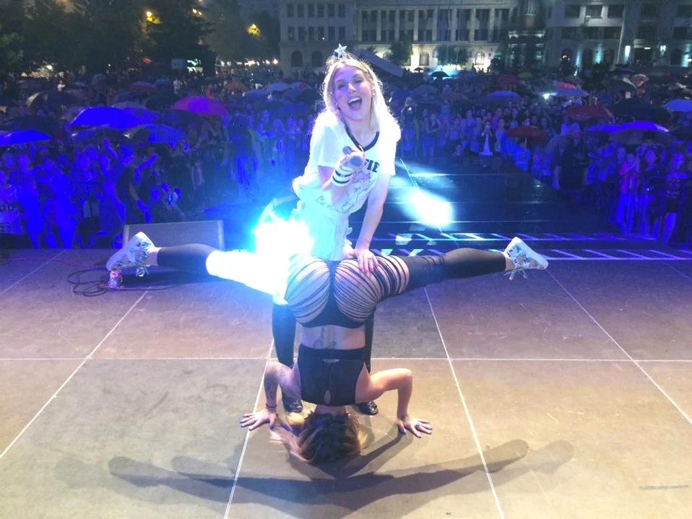 Corina Bud (33 de ani), pipăind-o pe una dintre dansatoarele ei