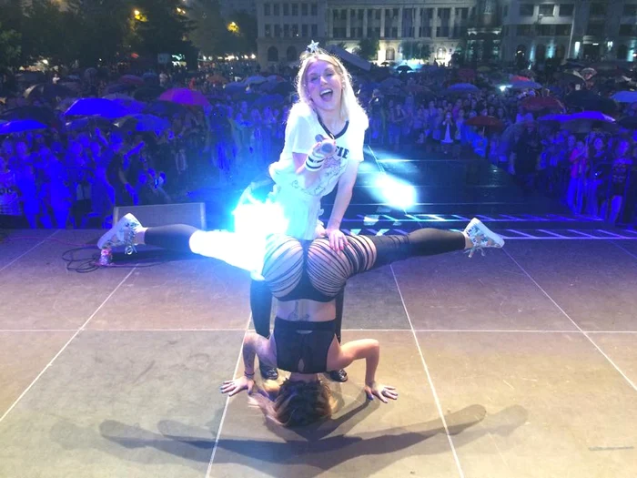 Corina Bud (33 de ani), pipăind-o pe una dintre dansatoarele ei