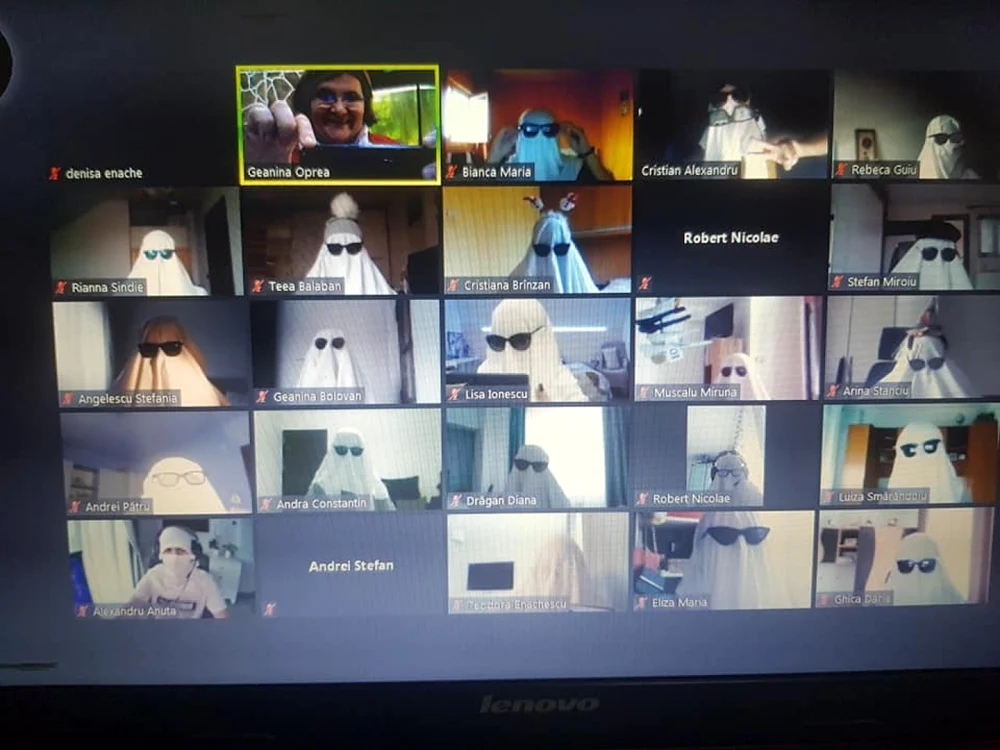 Surpriza unor elevi ai Colegiului Naţional Mircea cel Bătrân din Râmnicu Vâlcea pentru profesori de Halloween, în cadrul şcolii online; Foto Geanina Olaru