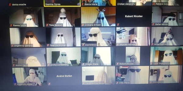 Surpriza unor elevi ai Colegiului Naţional Mircea cel Bătrân din Râmnicu Vâlcea pentru profesori în şcoala online de Halloween Foto 