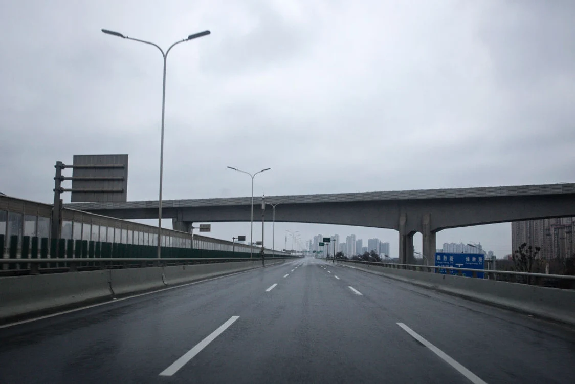 
    În orașul Wuhan aproape că nu mai circulă nicio mașinăFoto: Getty  