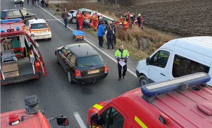 Opt persoane au fost rănite, luni, după ce un microbuz şi un autoturism s-au ciocnit pe DN 19, în judeţul Satu MareFoto News.ro